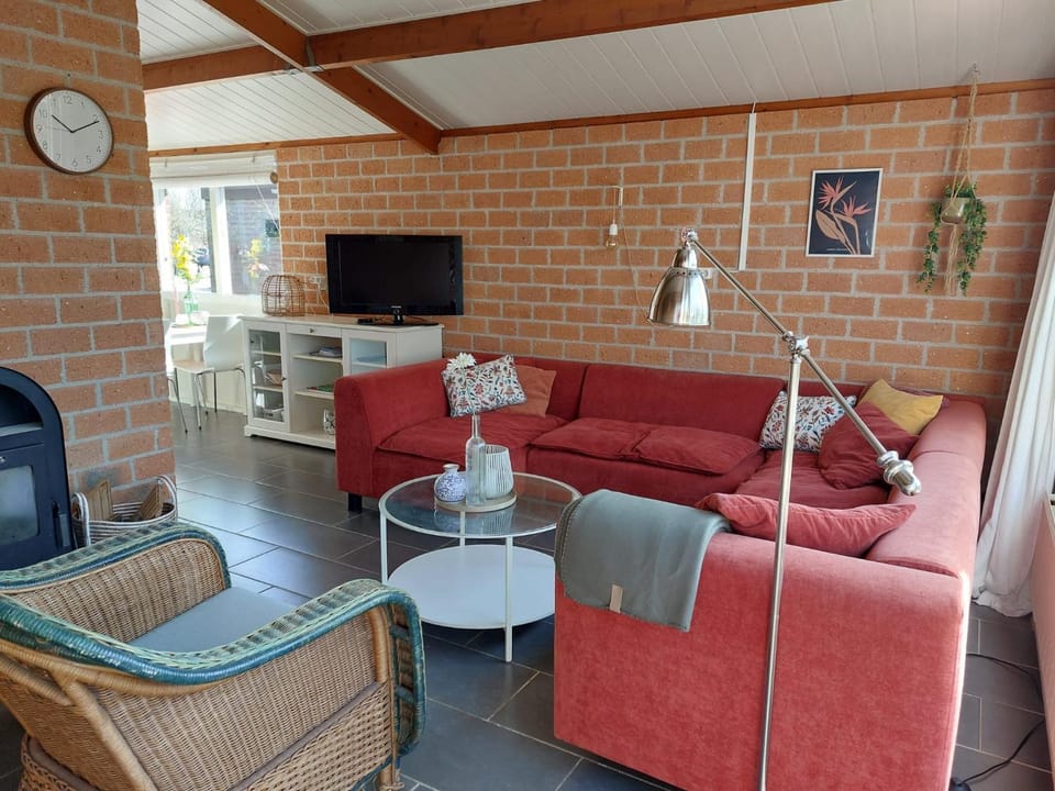 Communal lounge/ TV room, Living room, Seating area, Evening entertainment