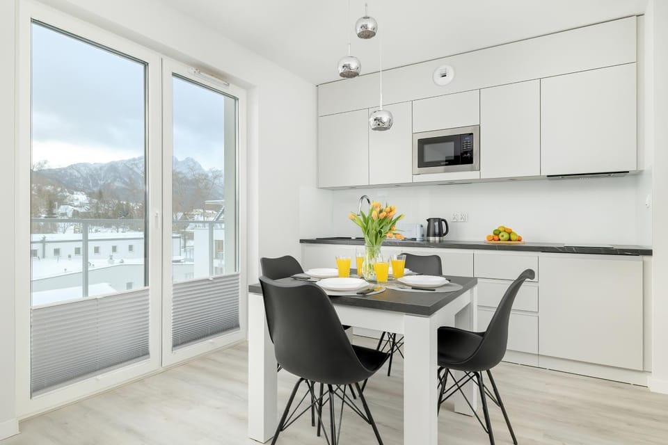 Kitchen or kitchenette, Dining area