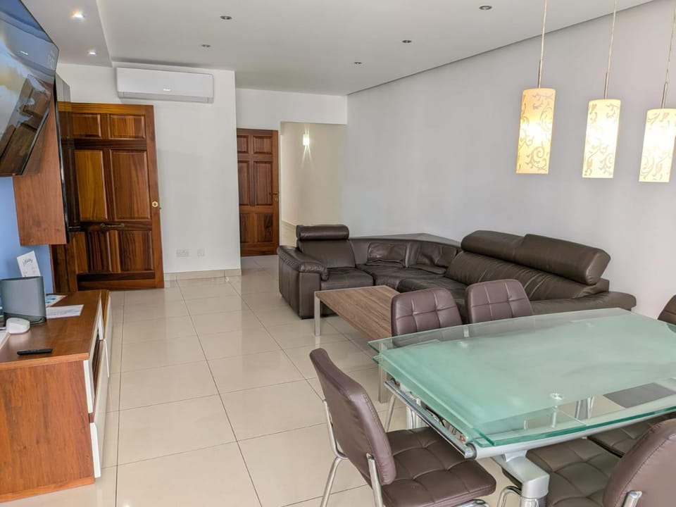 TV and multimedia, Living room, Dining area