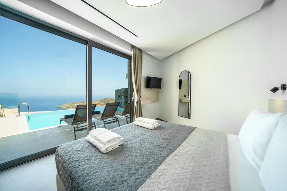 Bed, View (from property/room), Sea view, Swimming pool, towels