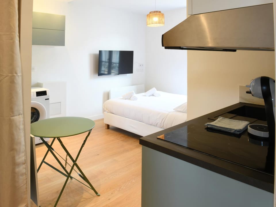 Bed, TV and multimedia, Photo of the whole room, Dining area, Bedroom, hair dresser