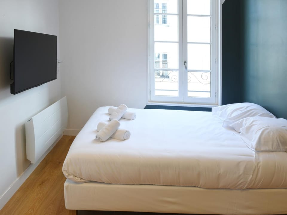 Bed, TV and multimedia, Photo of the whole room, Bedroom, towels