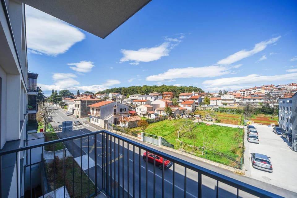 Property building, Day, Neighbourhood, View (from property/room), Balcony/Terrace, City view, Street view, Location