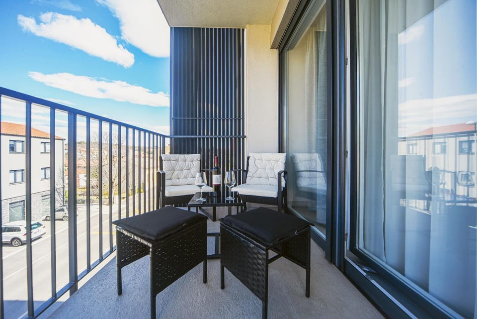 Day, View (from property/room), Balcony/Terrace, Decorative detail, Seating area