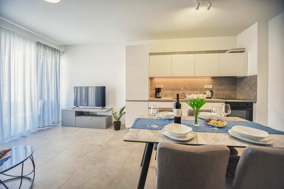 TV and multimedia, Kitchen or kitchenette, Decorative detail, Dining area