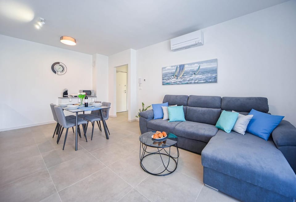 Living room, Decorative detail, Seating area, Dining area, air conditioner