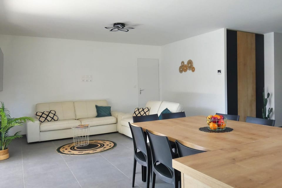 L'HACIENDA spapoollake House in Auvergne-Rhône-Alpes