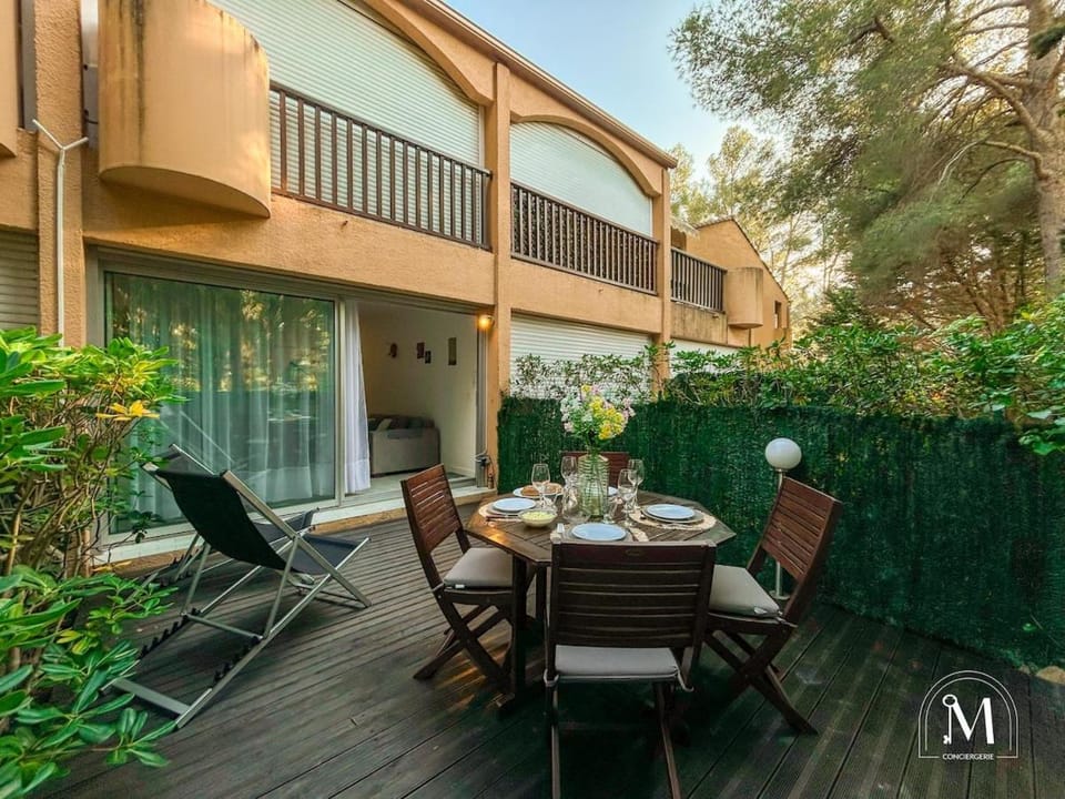 Studio avec jardinet dans résidence avec piscine Apartment in Sanary-sur-Mer