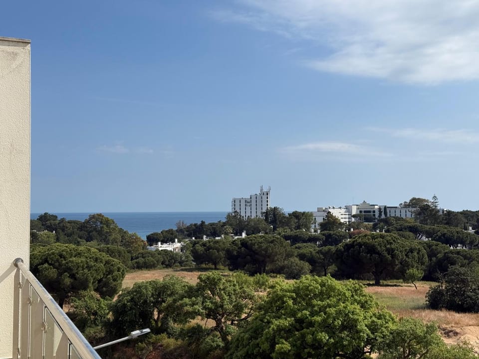 Penthouse, sea view, tennis, swimming pools, 3' foot golf Apartment in Olhos de Água