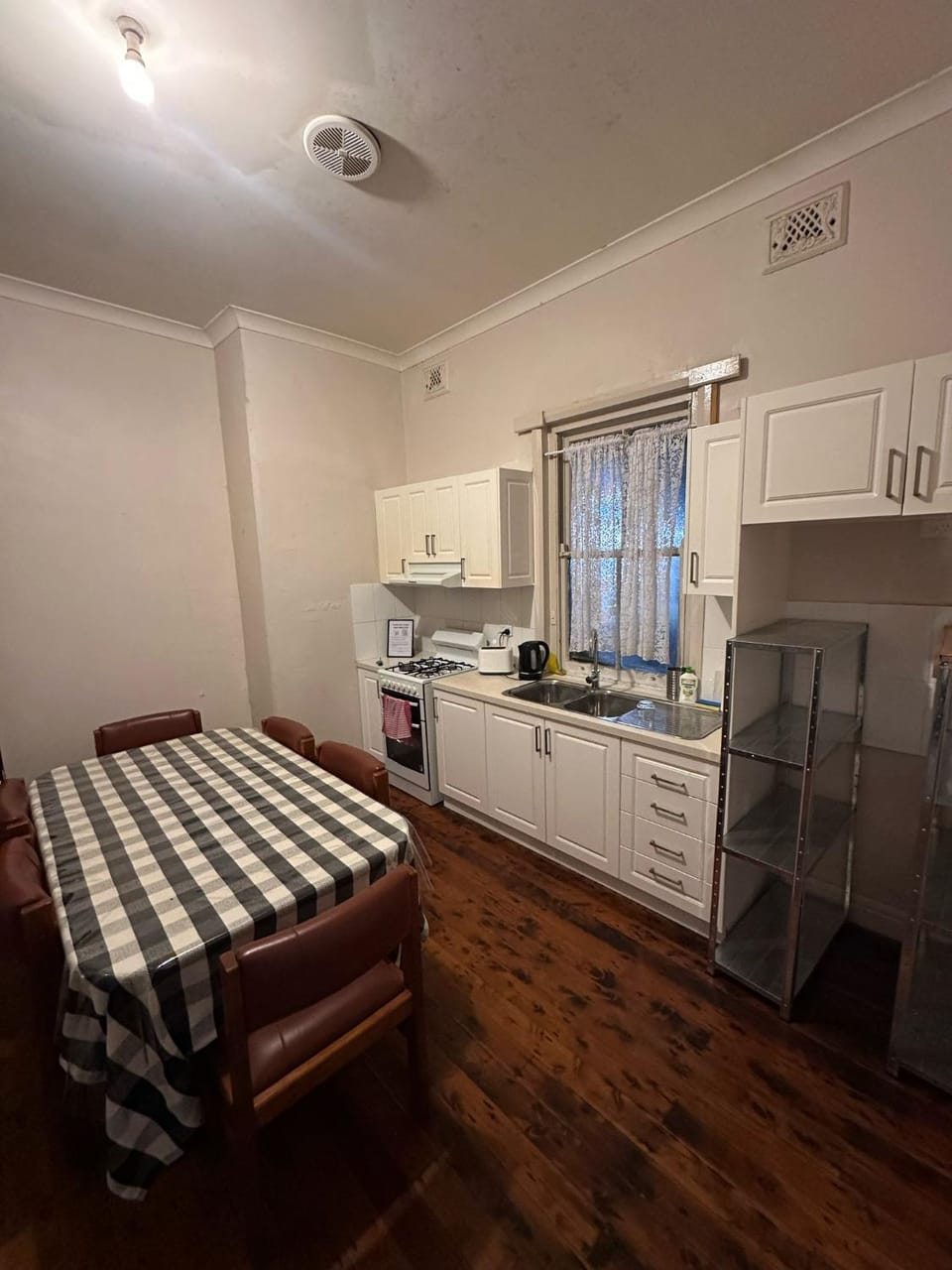 Comfortable Family Room in Central Location - EW1 OLD Vacation rental in Sydney