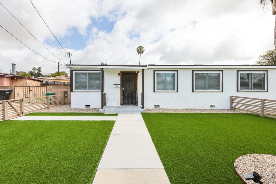 2 Homes in 1 Sleeps 18 10 Min to Zoo and Beach House in Linda Vista