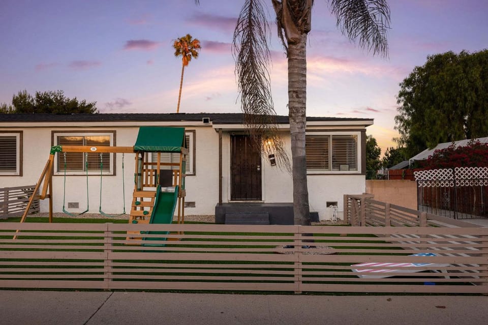 2 Homes in 1 Sleeps 18 10 Min to Zoo and Beach House in Linda Vista