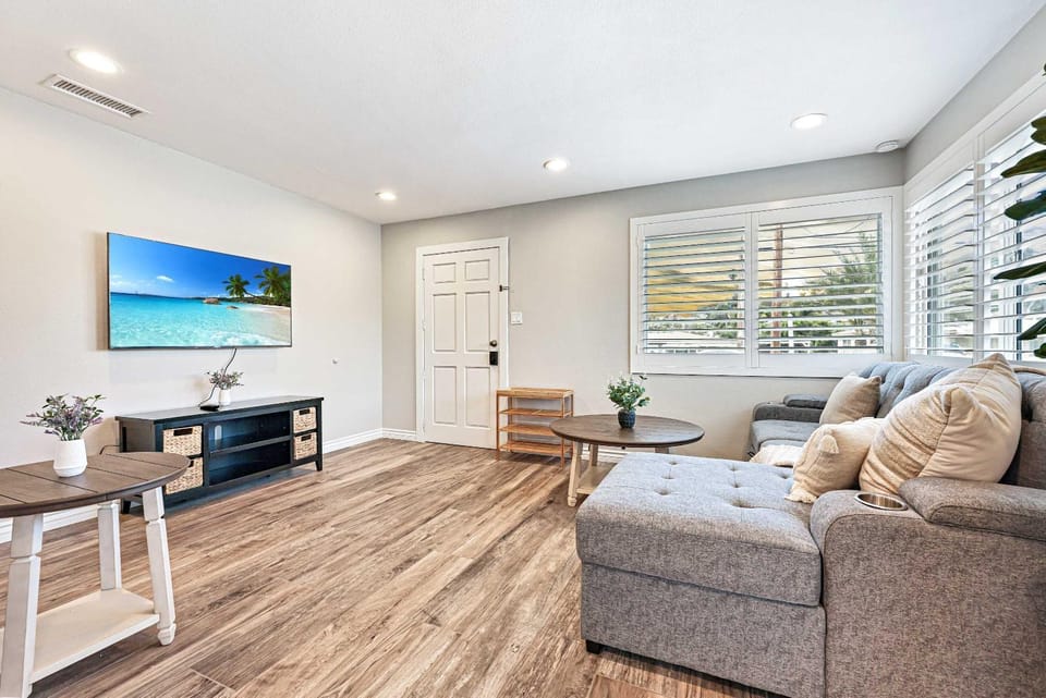 2 Homes in 1 Sleeps 18 10 Min to Zoo and Beach House in Linda Vista