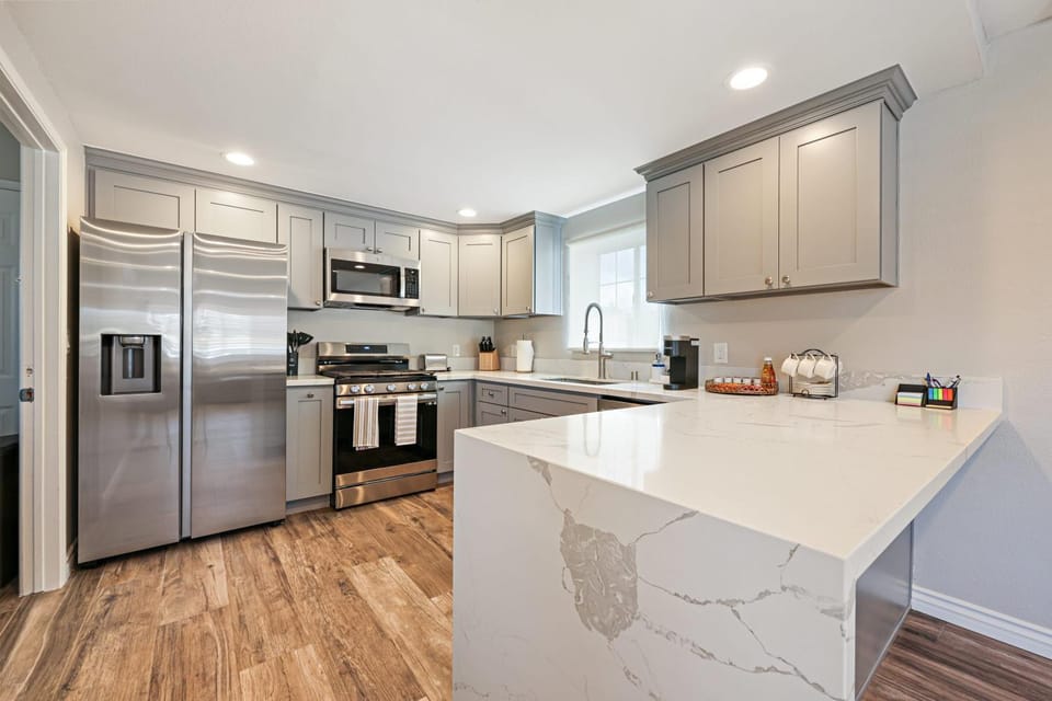 2 Homes in 1 Sleeps 18 10 Min to Zoo and Beach House in Linda Vista