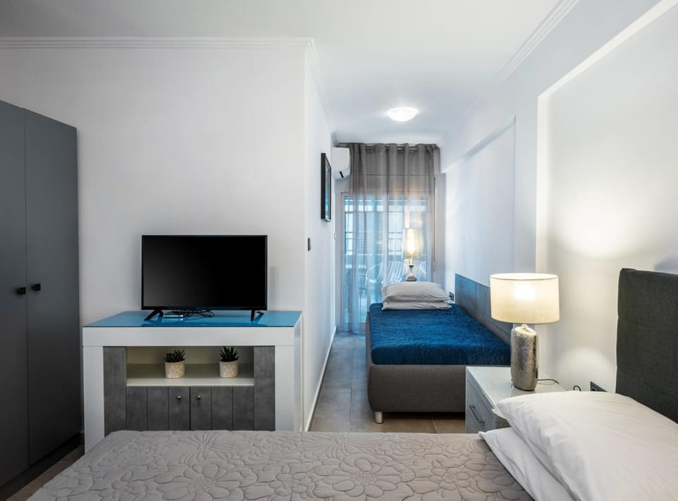 Bed, TV and multimedia, Photo of the whole room, Bedroom, wardrobe