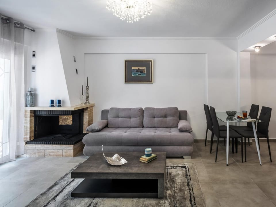 Living room, Seating area, Dining area, fireplace