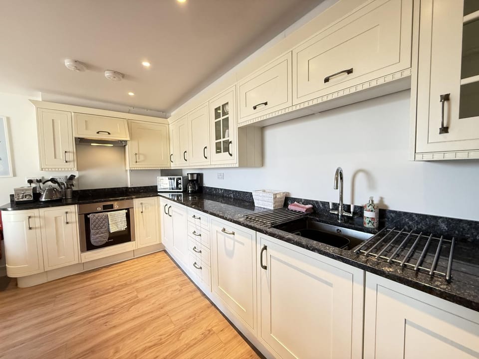 Property building, Coffee/tea facilities, Kitchen or kitchenette, oven, stove, toaster