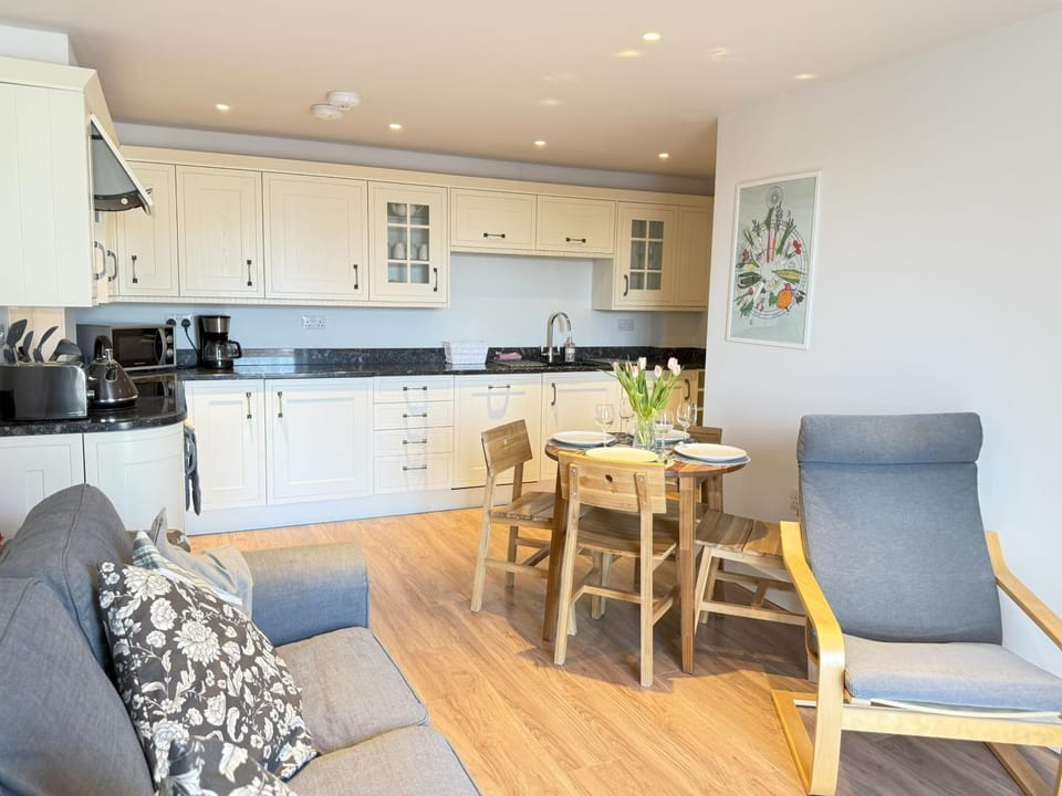 Property building, Coffee/tea facilities, Kitchen or kitchenette, Living room, Dining area, dishwasher, stove