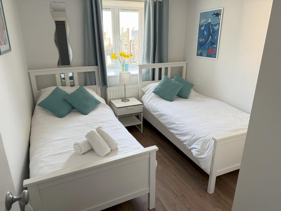 Property building, Bed, Photo of the whole room, Bedroom, towels