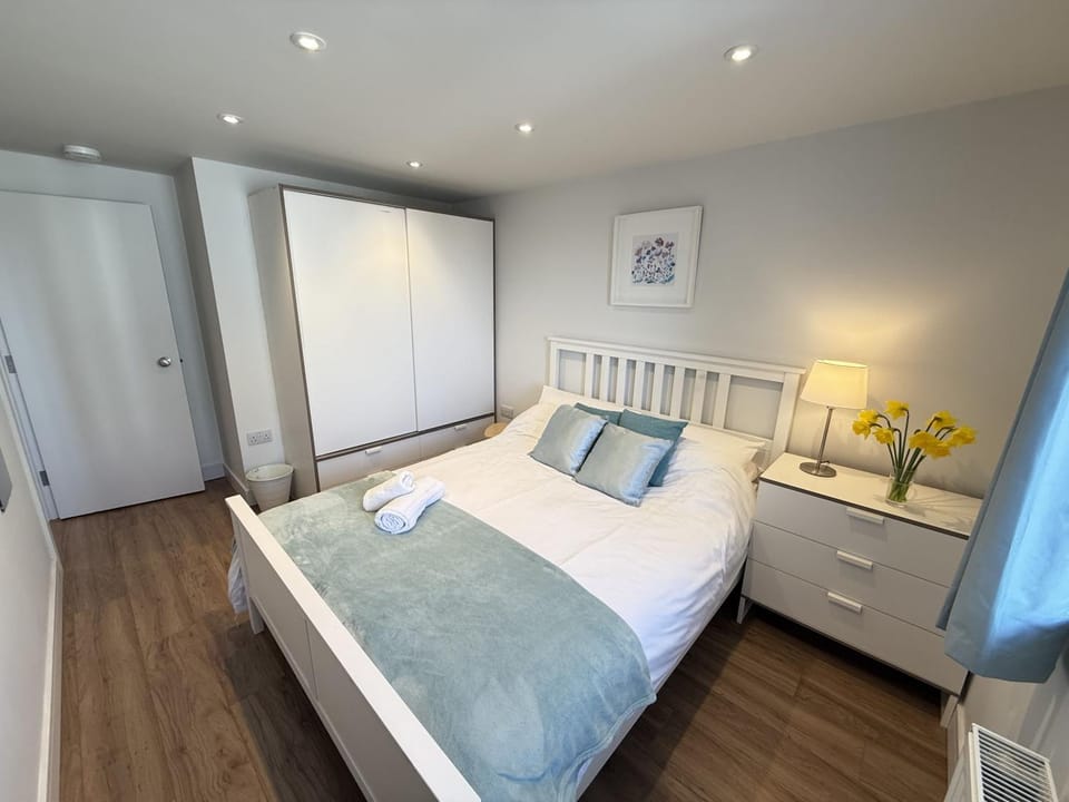 Property building, Bed, Photo of the whole room, Bedroom, towels