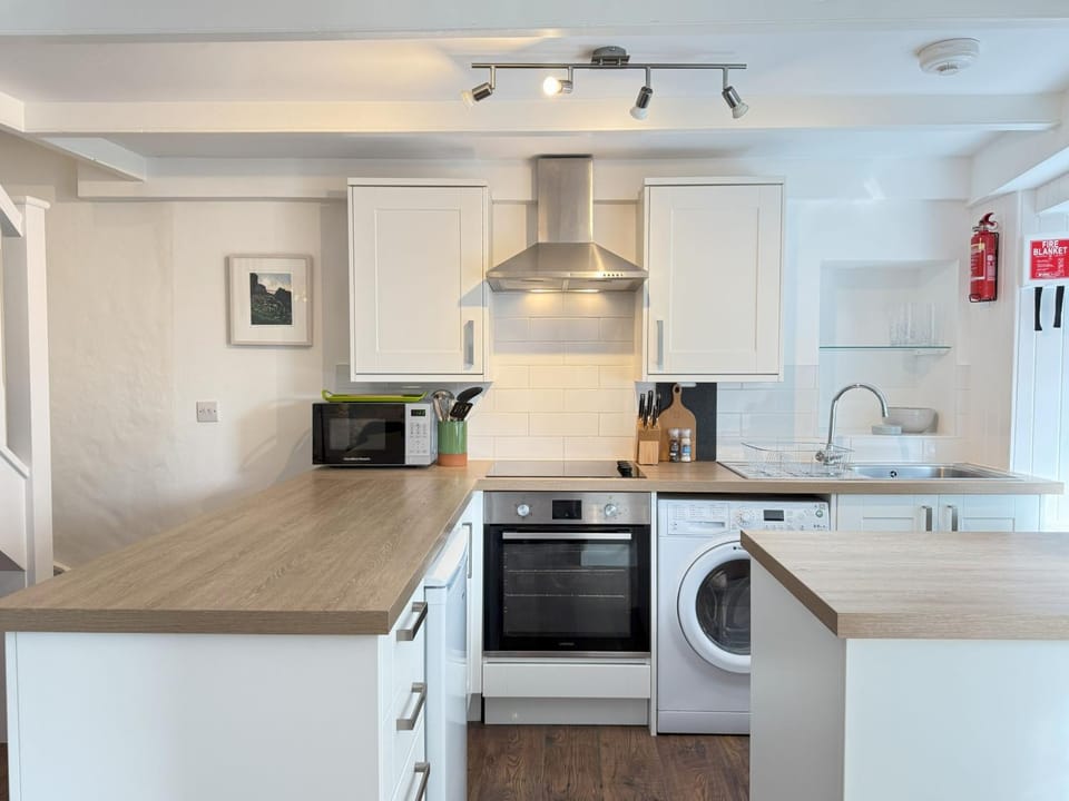 Property building, Coffee/tea facilities, Kitchen or kitchenette, oven, stove, toaster, washing machine