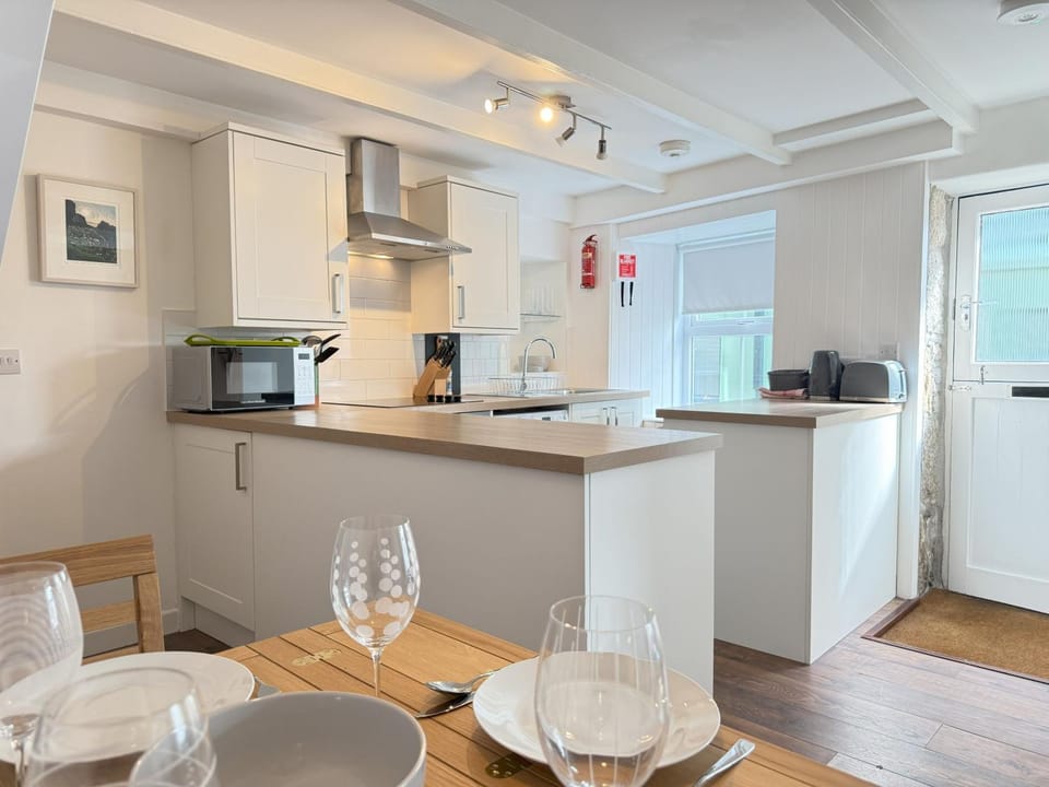 Property building, Kitchen or kitchenette, Dining area, stove, toaster