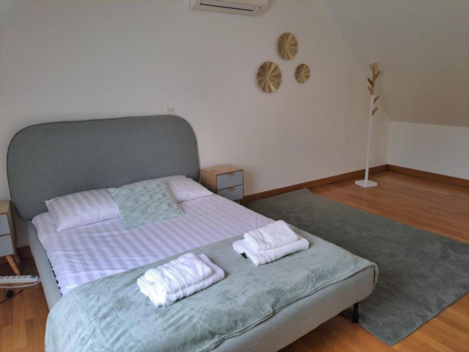 Bed, Photo of the whole room, Bedroom