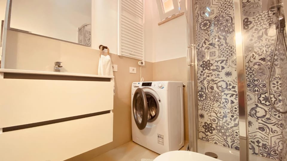 Shower, Toilet, Bathroom, washing machine
