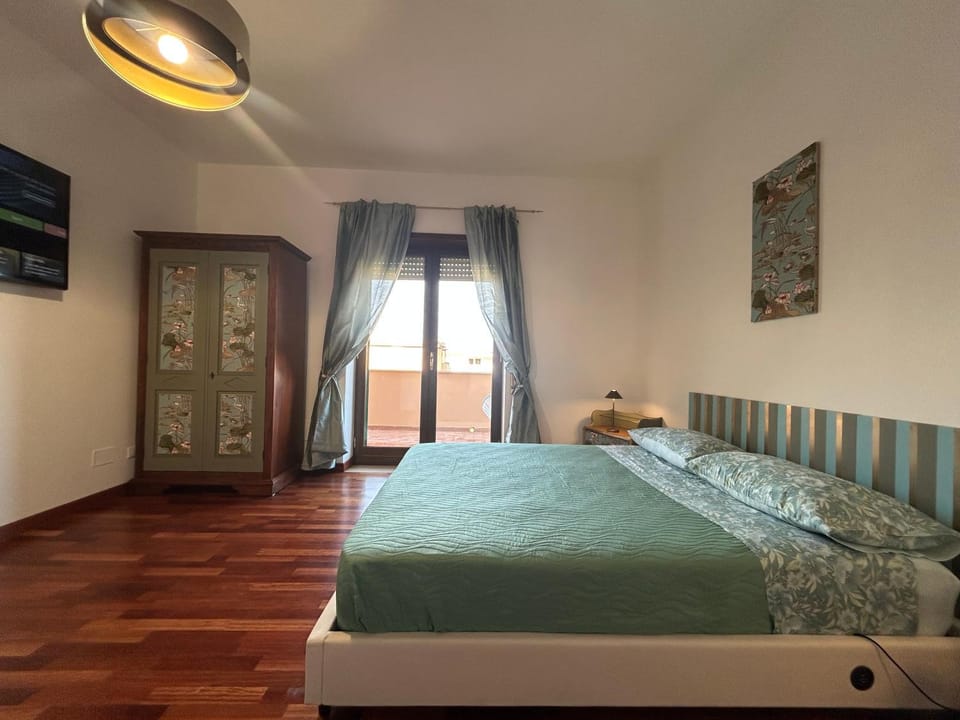 Bed, Photo of the whole room, wardrobe