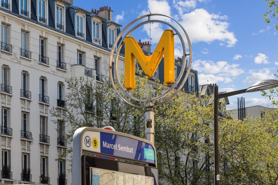 Nearby landmark, Day, Property logo or sign, Logo/Certificate/Sign, City view, Street view, Location, Certificate/Award