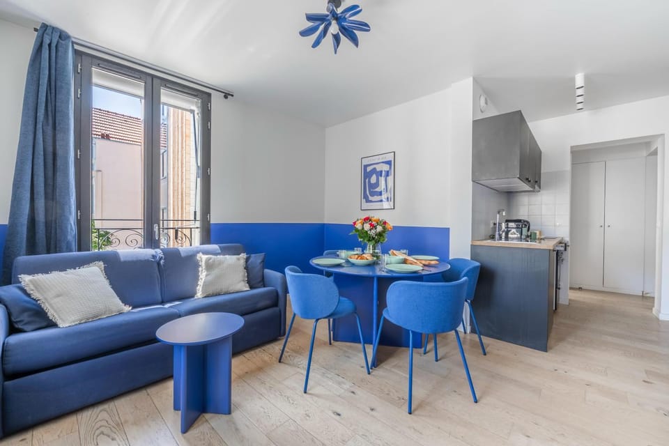 Coffee/tea facilities, Kitchen or kitchenette, Seating area, Dining area