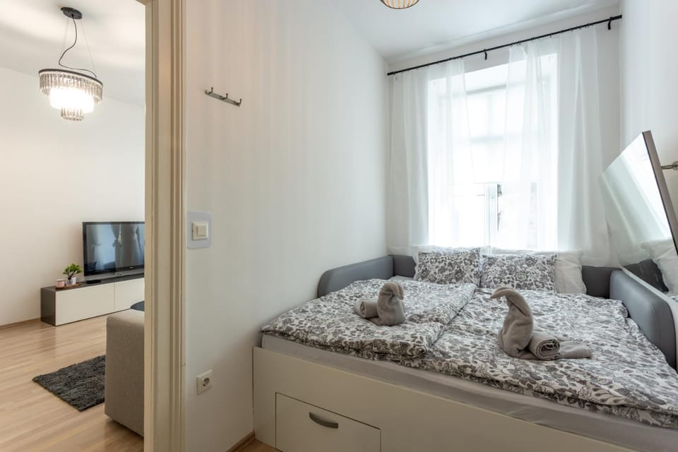 Bed, TV and multimedia, Photo of the whole room, Bedroom