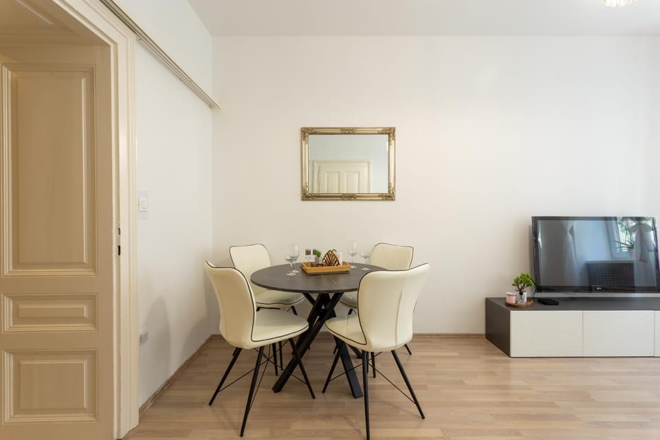 TV and multimedia, Living room, Dining area
