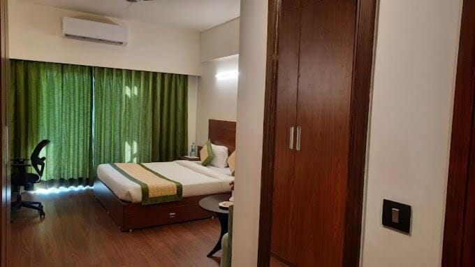 Photo of the whole room, Bedroom, air conditioner