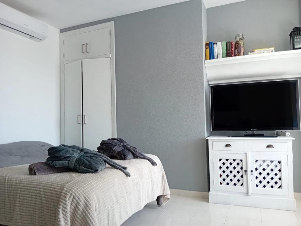 Bed, TV and multimedia, Photo of the whole room, Bedroom, towels, wardrobe