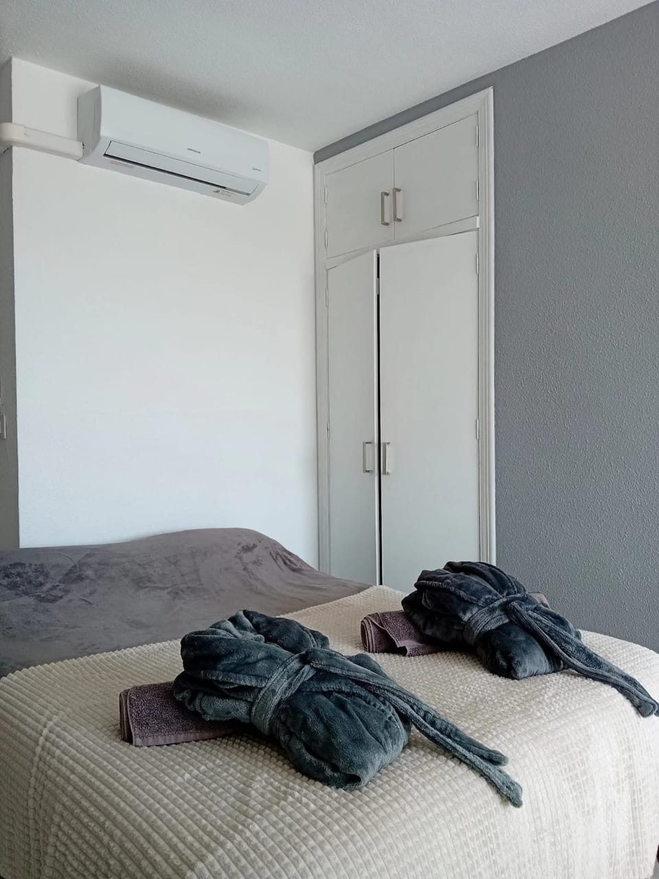 Bed, Photo of the whole room, towels, air conditioner