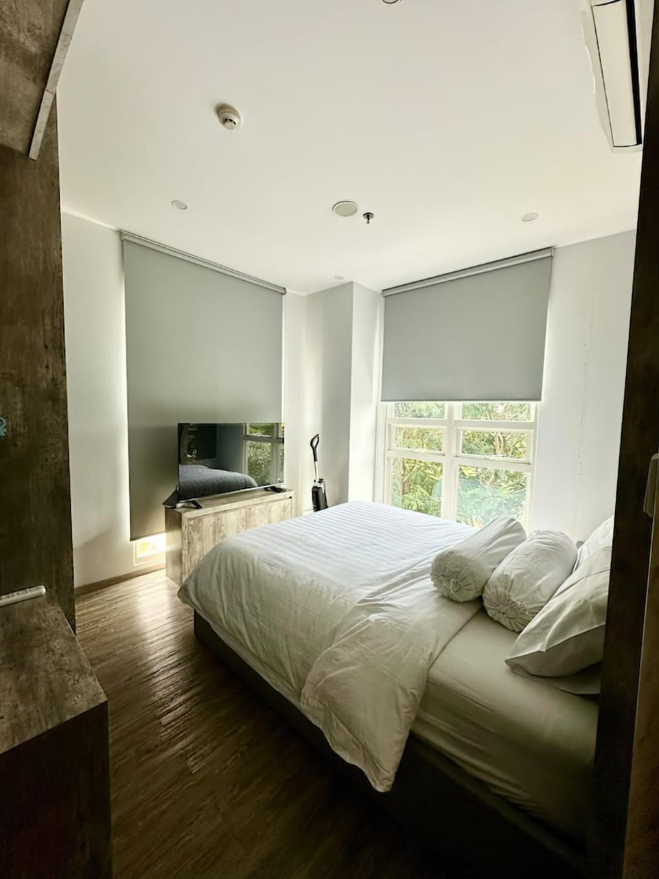 Bed, TV and multimedia, Photo of the whole room, Bedroom
