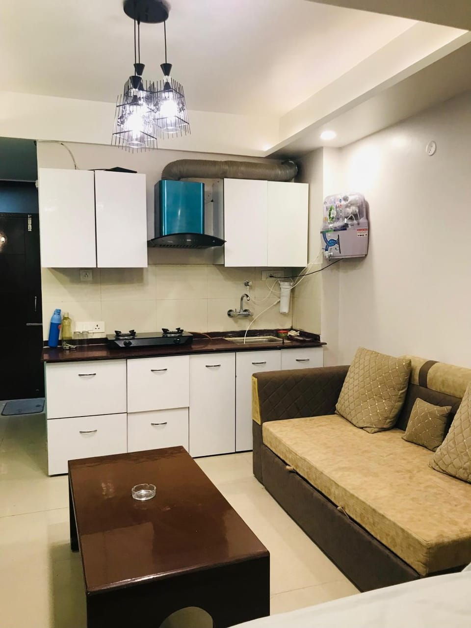 Kitchen or kitchenette, Seating area, stove
