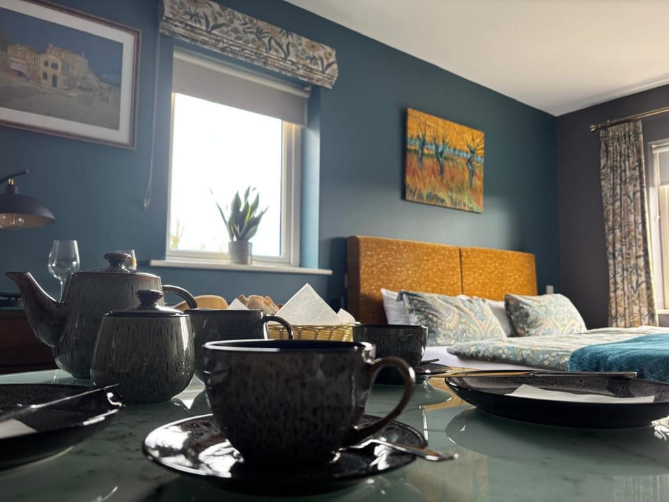 Seating area, Bedroom
