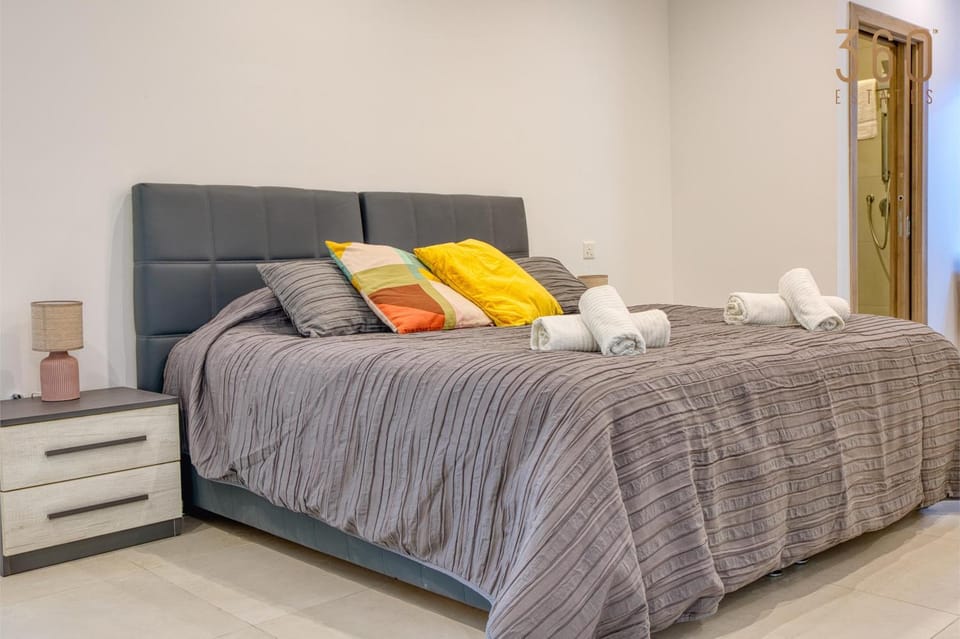 Bed, Photo of the whole room, Bedroom, towels