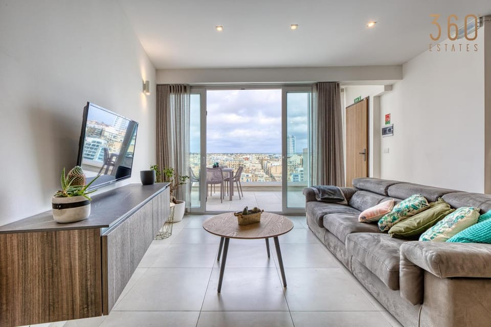 Communal lounge/ TV room, Natural landscape, TV and multimedia, Living room, Seating area, Evening entertainment