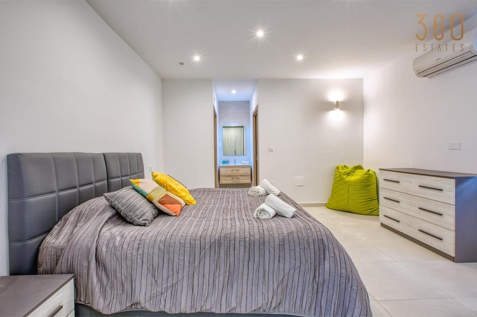 Bed, Living room, Photo of the whole room, Seating area, Bedroom, towels, air conditioner