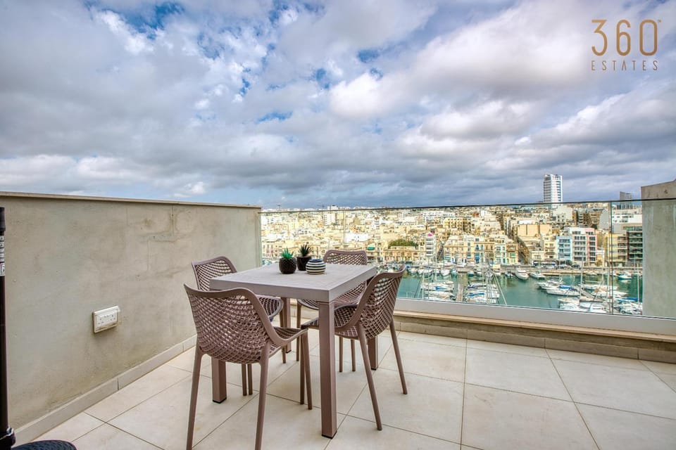 Patio, Day, View (from property/room), Balcony/Terrace, Living room, Seating area, Dining area, City view