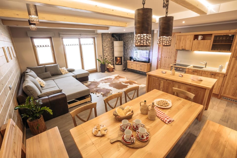 Coffee/tea facilities, Kitchen or kitchenette, Living room, Photo of the whole room, Decorative detail, Dining area