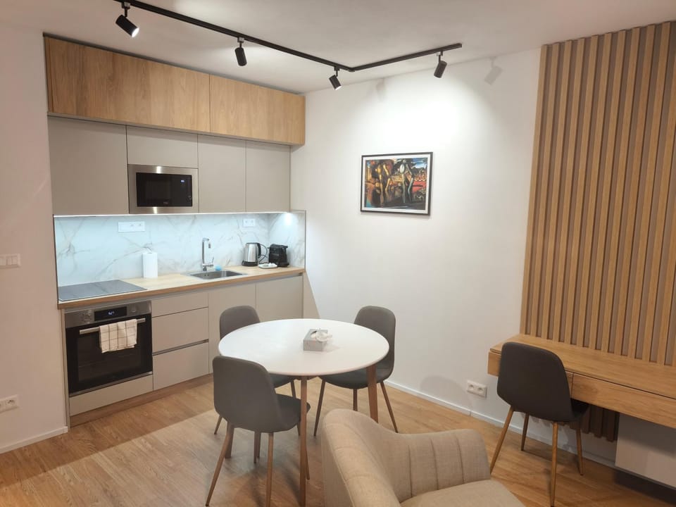 Kitchen or kitchenette, Seating area, Dining area, oven