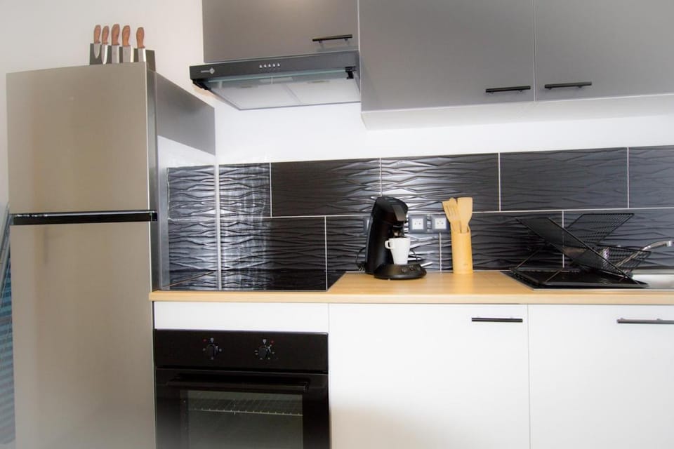 Coffee/tea facilities, Kitchen or kitchenette, oven, stove, toaster