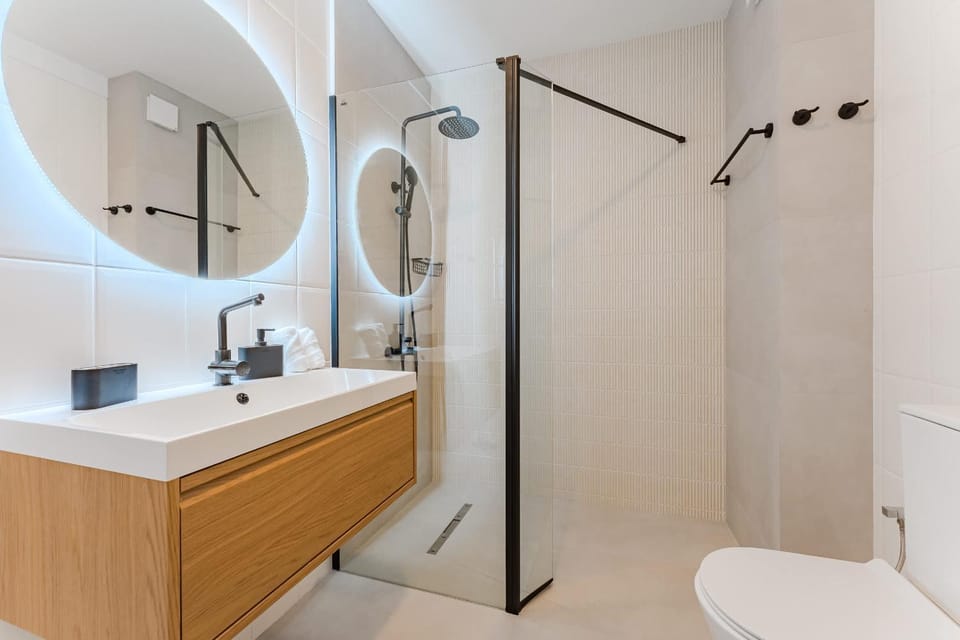 Shower, Toilet, Bathroom, towels, washing machine