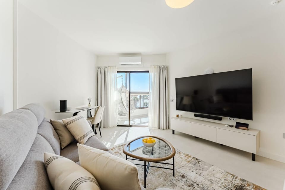 TV and multimedia, Living room, Seating area, Evening entertainment, air conditioner