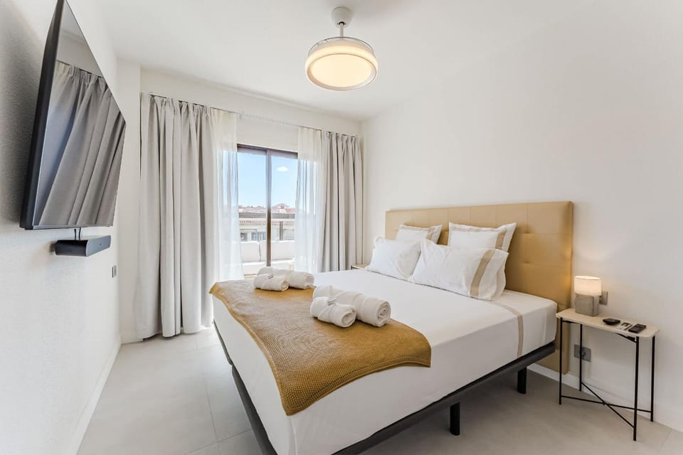 Bed, TV and multimedia, Photo of the whole room, Bedroom, towels