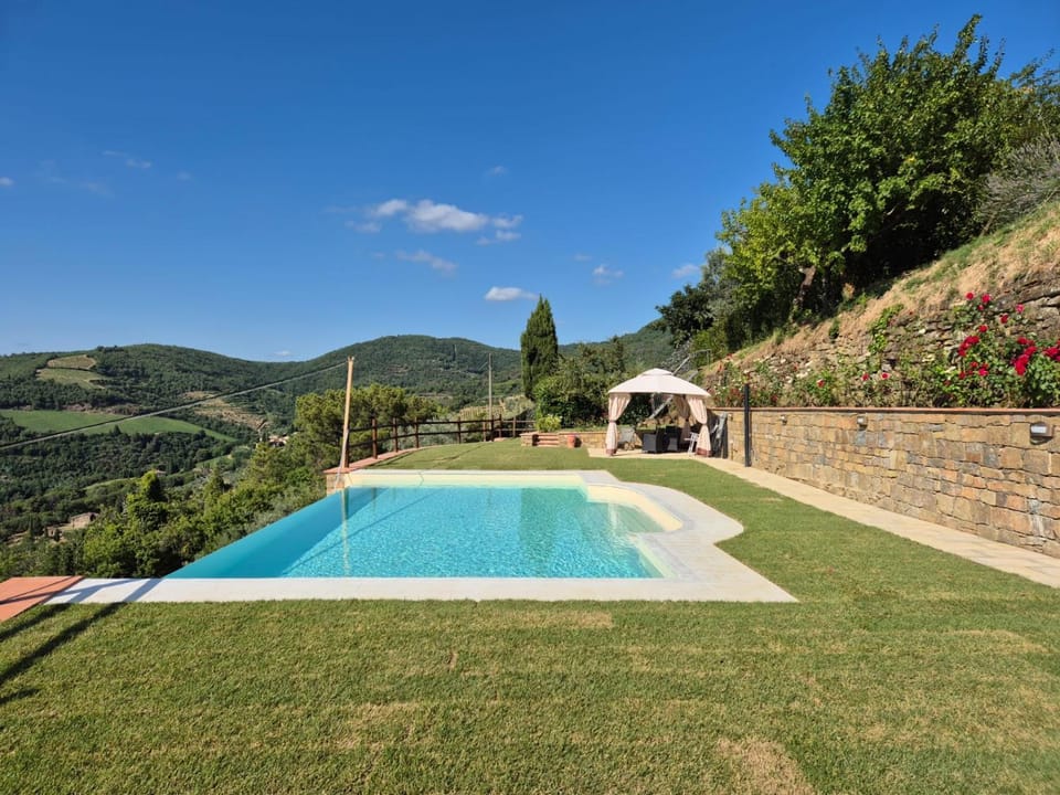 Castellinuzza Farm Stay in Tuscany